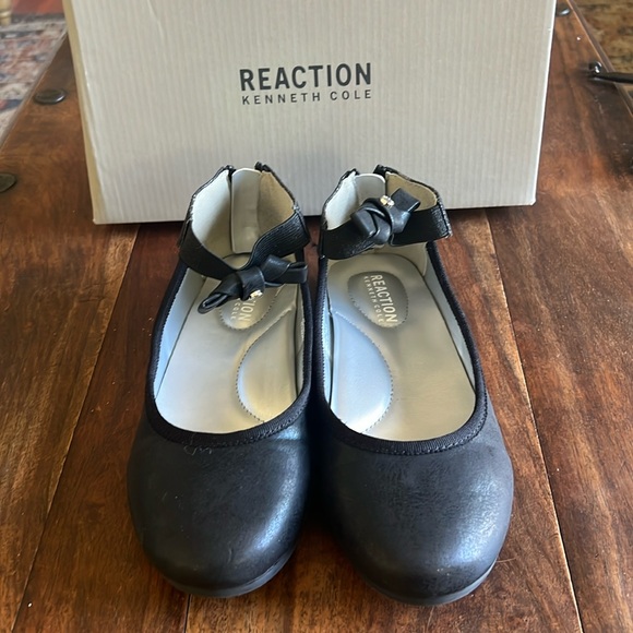 Kenneth Cole Reaction Daisy Bow Black Girls Shoes Size 2 - Picture 1 of 8